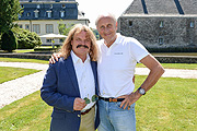 Leslie Mandoki und Hans Joachim Stuck  7. Schloss Bensberg Classics / Zwischen Stop / Drivers Lunch im Schloss Ehreshoven im Grandhotel Schloss Bensberg in Bergisch Gladbach am 18.07.2015 Foto: BrauerPhotos &copy; H.Fuhr f&uuml;r Volkswagen